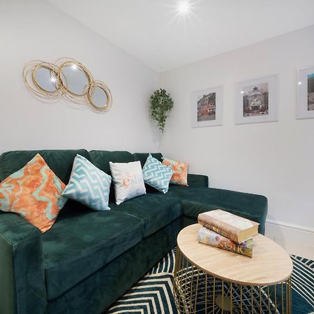 1 Bed House, Free Parking, 15 Minutes From Cheltenham Races 格洛斯特 外观 照片