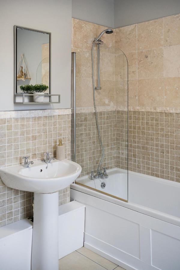 1 Bed House, Free Parking, 15 Minutes From Cheltenham Races 格洛斯特 外观 照片