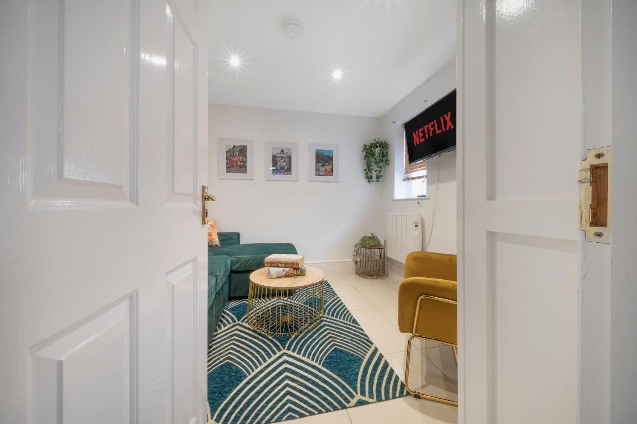 1 Bed House, Free Parking, 15 Minutes From Cheltenham Races 格洛斯特 外观 照片