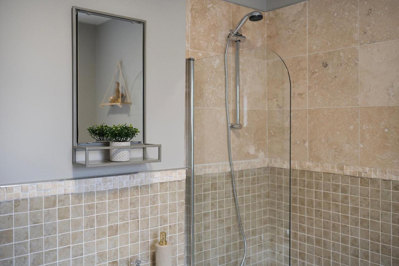 1 Bed House, Free Parking, 15 Minutes From Cheltenham Races 格洛斯特 外观 照片